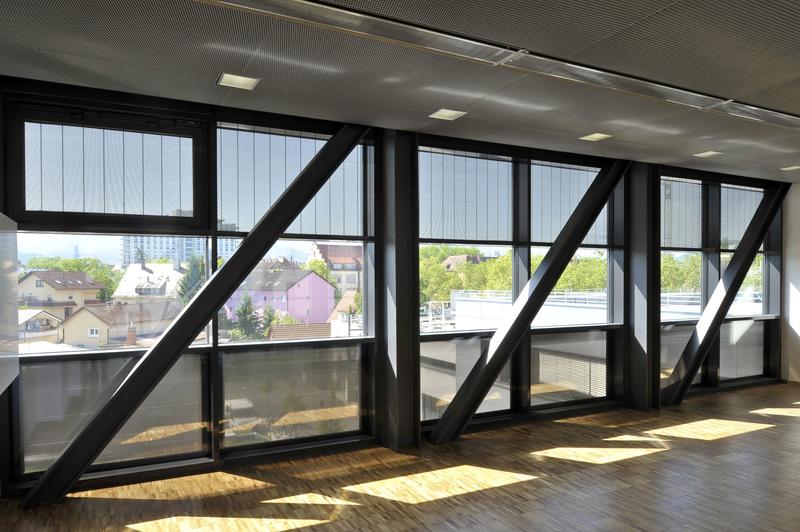 Laborneubau Fraunhofer ISE: Seminarraum mit bauwerksintegrierter  Photovoltaik (BIPV) – teiltransparente PV-Module mit winkelselektiver Transmission (PV-Shade® ).