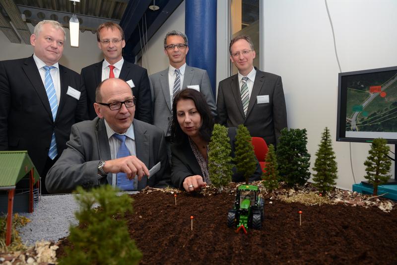Das Fraunhofer-Anwendungszentrum wurde eröffnet von Thomas Hacker, FDP-Fraktionsvorsitzender im Bayerischen Landtag, Hochschulpräsident Michael Pötzl, Jürgen Hupp, Abteilungsleiter Kommunikationsnetze Fraunhofer IIS und Thomas Wieland, Leiter des Fraunhofer-AWZ (hi.v.li.) sowie Albert Heuberger, Leiter Fraunhofer IIS und Staatssekretärin Katja Hessel.