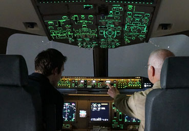 Ausbildung am Flugsimulator einer Boeing 777 bei der Verkehrsflugschule Aero-Beta in Stuttgart
