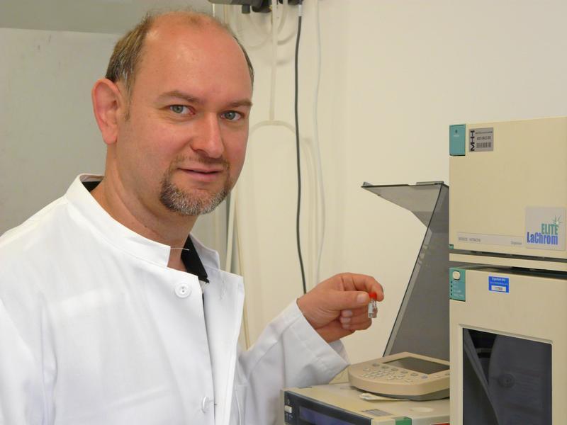  Mit massenspektrometrischen Messungen verfolgt Professor Markus Gräler die Sphingolipidsignalwege bei immunologischen Prozessen.