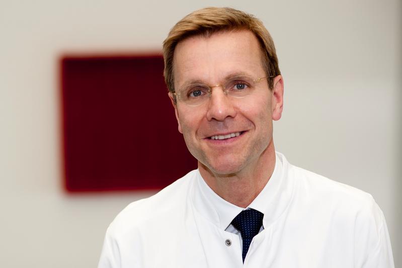 Für Klinikdirektor Prof. Christoph-Thomas Germer ist die Zertifizierung zum „Kompetenzzentren Organgruppe Peritoneum“ eine erfreuliche Bestätigung der Leistungsfähigkeit der Chirurgischen Klinik I des Universitätsklinikums Würzburg.