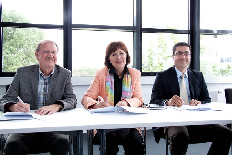 Hans Reder, Schulleiter des Berufskolleg Kreis Kleve in Kleve, Prof. Dr. Marie-Louise Klotz, Präsidentin der Hochschule Rhein Waal und Prof. Dr. Hasan Alkas, Dekan der Fakultät Gesellschaft und Ökonomie bei der Unterzeichnung des Kooperationsvertrages.