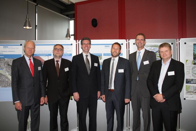 (v.l.n.r.): Prof. Dr. Reinhart Poprawe, Leitung Cluster Optische Technologien, Manfred Nettekoven, Kanzler der RWTH Aachen, Marcel Philipp, Oberbürgermeister der Stadt Aachen, Jens Kreiterling, Geschäftsleitung ante4C, Prof. Dr. Günther Schuh, Geschäftsführer RWTH Aachen, Jens Hardvendel, Director Kohn Pederson Fox Associates 