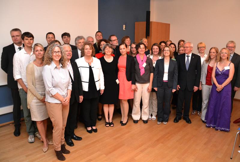Die Kollegiatinnen und Kollegiaten zusammen mit den Präsidenten der vier Hochschulen.