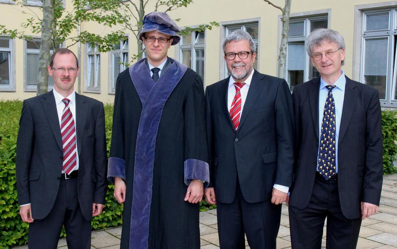 Dr.-Ing. Markus H. Zink (2.v.l.) mit den Gutachtern der Dissertation (v.l.n.r.): Dr.-Ing. Michael Schäfer (TransnetBW GmbH), Univ.-Professor Dr.-Ing. Frank Berger (TU Ilmenau) und Professor Dr.-Ing. Andreas Küchler (FHWS) nach der erfolgreichen Verteidigung der Doktorarbeit an der Technischen Universität Ilmenau.