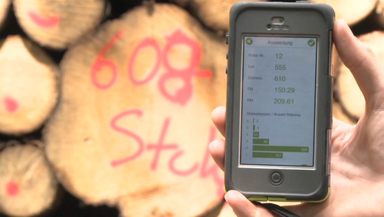 Das Holz wird mit der App in mehreren Schritten fotooptisch vermessen, auf dem Display erscheint ein Foto, in dem jeder Stamm virtuell gekennzeichnet ist und so berechnet werden kann