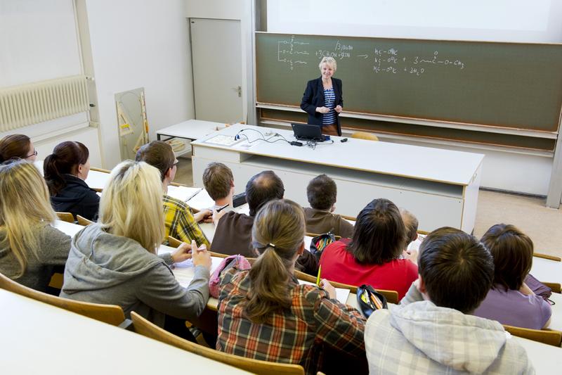 Professorin Dr. Elke von Seggern in einer Chemievorlesung
