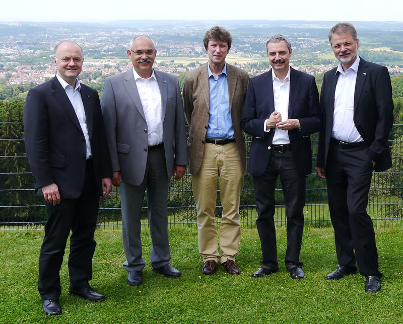 Der Vorstand des neu gegründeten Vereins der HAW in Baden-Württemberg, v.l.n.r.: Prof. Dr. Winfried Lieber (Hochschule Offenburg), Prof. Dr. Bastian Kaiser (Hochschule für Forstwirtschaft Rottenburg, Vorstandsvorsitzender), Prof. Dr. Achim Bubenzer (Hochschule Ulm, ehem. Vorsitzender), Prof. Dr. Gerhard Schneider (Hochschule Aalen), Prof. Dr. Jürgen Schröder (Hochschule Heilbronn)