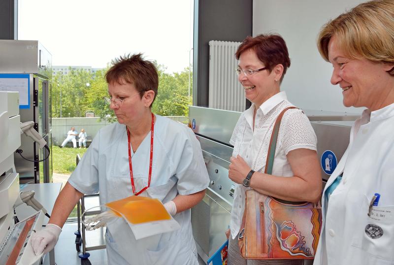 Institutsdirektorin Prof. Dagmar Barz (r.) und Krankenschwester Karola Müller (l.) demonstrieren Gesundheitsministerin Heike Taubert (mitte) das am UKJ entwicklete Verfahren zur Verarbeitung des Blutplasmas. 