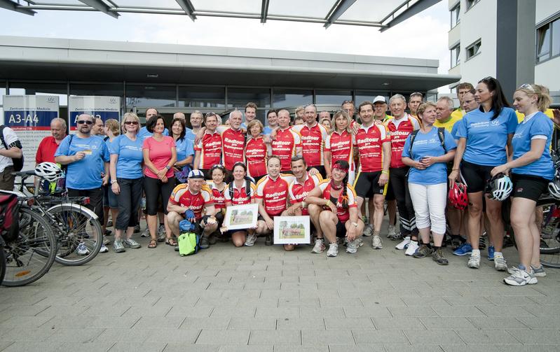 Das Gruppenbild zum Abschluss der Radtour-pro-Organspende 2013 zeigt neben den Transplantierten und Dialysepflichtigen in Rot auch die Unterstützer des Würzburger Uniklinikums in blauen Trikots.