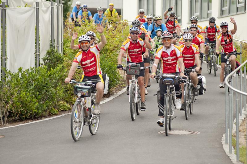 Zieleinfahrt der Radtour-pro-Organspende 2013 am Universitätsklinikum in Würzburg.