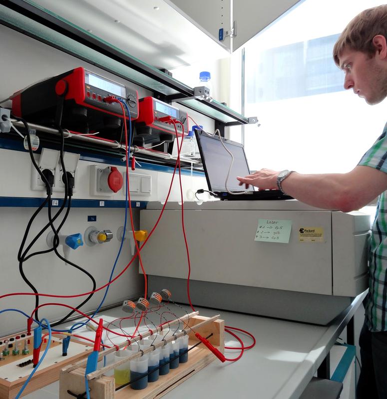 Mit eigens konstruierten Biobatterien produzieren die Bielefelder Studierenden Strom. Neben ihrem regulären Studium sammeln die Teammitglieder, darunter Matthias Ruwe, zahlreiche Daten zur Entwicklung des Projektes. 