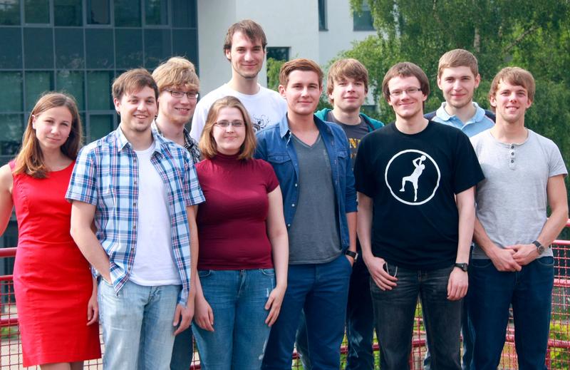 Das iGEM-Team der Universität Bielefeld 2013: Nadiya Romanova, Tom Tubbesing, Fabian Thomas, Tore Bleckwehl, Matthias Ruwe (hinten v. l.); Manuel Schüler, Anna Korszańska, Lukas Rositzka, Thorben Meyer, Sebastian Grenz (vorne v. l.). 