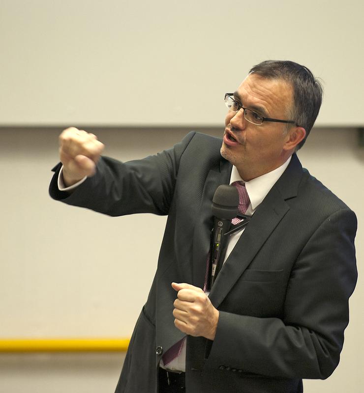 Als heute neu gewählter Vizepräsident der Universität Augsburg tritt der Jurist Prof. Dr. Henning Rosenau ...