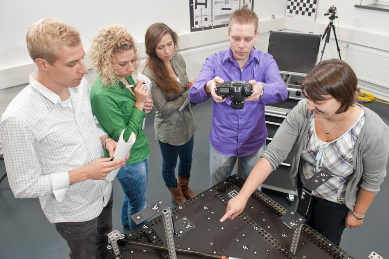 Im Messlabor lernen die Studierenden mit einem Kamerasystem Objekte dreidimensional zu erfassen. Diese Messmethode wird beispielsweise in der Automobilindustrie angewendet, um die Verformung von Autotüren nach einem Unfall zu untersuchen und anhand der Ergebnisse die Fahrzeugsicherheit zu verbessern.
