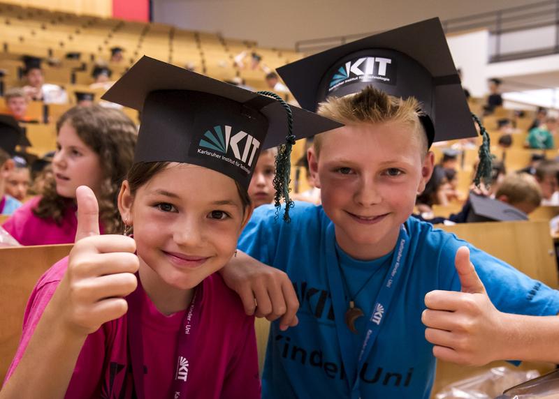 Eine Diplomfeier bildet den Abschluss der KIT-Kinder-Uni.