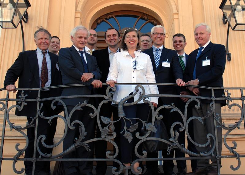 Ein Team aus Wissenschaftlern und Unternehmensvertretern präsentierte das Initialkonzept InfectControl vor einer vom BMBF berufenen Gutachterjury am 16. Juli in Berlin. Von links: Prof. Dr. Konrad Reinhart, Universitätsklinikum Jena; Prof. Dr. Oliver Kurzai, Zentrum für Innovationskompetenz Septomics, Jena; Prof. Dr. Michael Hecker, Ernst-Moritz-Arndt-Universität Greifswald, Dr. Jens Fuhrmann, Thermo Fisher, B•R•A•H•M•S GmbH, Hennigsdorf; Eugen Ermantraut, Alere Technologies GmbH, Jena; Regina Hanke, Lindgrün GmbH, Berlin; Dr. Markus Thielbeer, Dr. Thielbeer Consulting, Hamburg; Prof. Dr. Axel A. Brakhage, Leibniz-Institut für Naturstoff-Forschung und Infektionsbiologie – Hans-Knöll-Institut Jena, Sprecher des Konsortiums; Prof. Dr. Jürgen Graf, Deutsche Lufthansa AG, Frankfurt; Prof. Dr. Reinhard Burger, Robert-Koch-Institut, Berlin