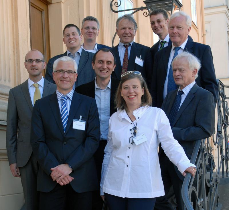 Ein Team aus Wissenschaftlern und Unternehmensvertretern präsentierte das Initialkonzept InfectControl vor einer vom BMBF berufenen Gutachterjury am 16. Juli in Berlin. Von links: Dr. Jens Fuhrmann, Thermo Fisher, B•R•A•H•M•S GmbH, Hennigsdorf; Prof. Dr. Axel A. Brakhage, Leibniz-Institut für Naturstoff-Forschung und Infektionsbiologie – Hans-Knöll-Institut Jena, Sprecher des Konsortiums; Prof. Dr. Oliver Kurzai, Zentrum für Innovationskompetenz Septomics, Jena; Dr. Markus Thielbeer, Dr. Thielbeer Consulting, Hamburg; Eugen Ermantraut, Alere Technologies GmbH, Jena; Prof. Dr. Konrad Reinhart, Universitätsklinikum Jena; Regina Hanke, Lindgrün GmbH, Prof. Dr. Jürgen Graf, Deutsche Lufthansa AG, Frankfurt; Prof. Dr. Reinhard Burger, Robert-Koch-Institut, Berlin; Prof. Dr. Michael Hecker, Ernst-Moritz-Arndt-Universität Greifswald, Berlin