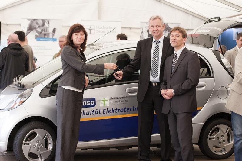 Dr. Birgit Wetzel, ENSO Energie Ost AG, übergibt im Beisein des Regionalbereichsleiters Görlitz der ENSO Netz GmbH Gunther Herzig (re.) feierlich den Schlüssel an den Dekan der Fakultät Elektrotechnik und Informatik, Prof. Dr. Klaus-Dieter Haim