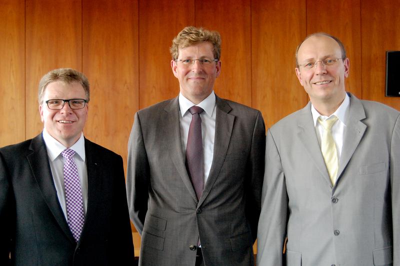 Glückwünsche: Prof. h. c. Thomas Sigi, Vorsitzender des Hochschulrates (links), und Prof. Dr. Gunter Voigt, Senatsvorsitzender und Vizepräsident für Forschung (rechts), gratulieren Prof. Dr. Carsten Manz zur Wahl zum künftigen Präsidenten der Hochschule.