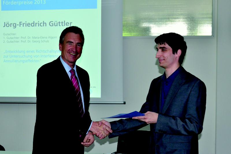 Joachim Lang (links), Erster Vorsitzender des Vereins Pro!Hochschule Ulm, überreicht g-Friedrich Güttler den Innovationspreis für seine Master-Arbeit zum Thema Richtschall.