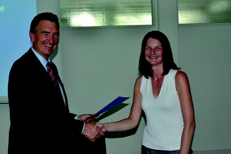 Joachim Lang (links), Erster Vorsitzender des Vereins Pro!Hochschule Ulm, überreicht Martina Zoller den Innovationspreis für ihre Bachelor-Arbeit zur Optimierung eines CMV Tests.