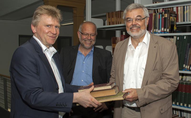 Bei der Übergabe: Dr. Armin Müller-Dreier, stellvertretender SUB-Direktor, Hermann Meyer, Vorsitzender des SPD-Ortsvereins Kirchlinteln und Hermann Deuter, SPD-Ortsverein Verden (von links nach rechts)
