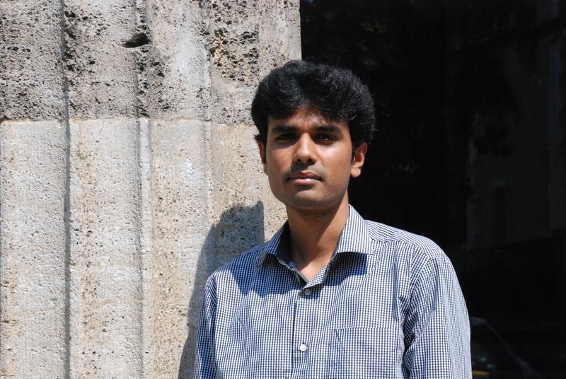 Ganesh Swaminathan vor dem Eingang der Hochschule Esslingen