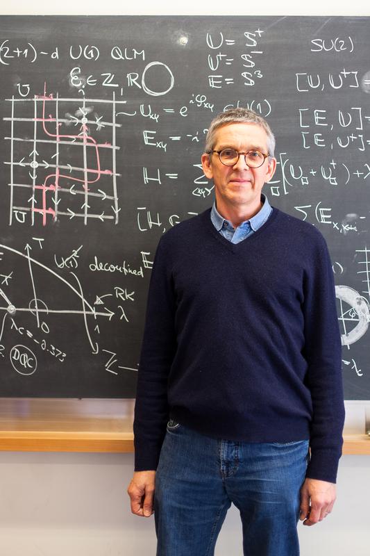 Der Physik-Professor Uwe-Jens Wiese vor seinem wichtigsten Arbeitsgerät – der Wandtafel, wo manch neue Idee im Team diskutiert und entwickelt wird. 