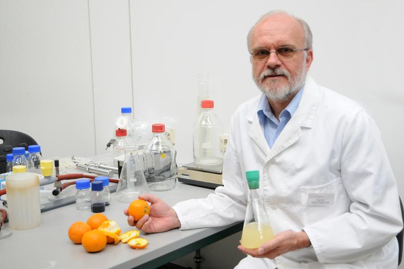 Professor Jürgen Rabenhorst, Biotechnologe im Fachbereich Life Science Technologies der Hochschule OWL, entwickelt in einem vom BMBF geförderten Forschungsprojekt ein neues Getränke-Trübungssystem auf Citrusbasis.