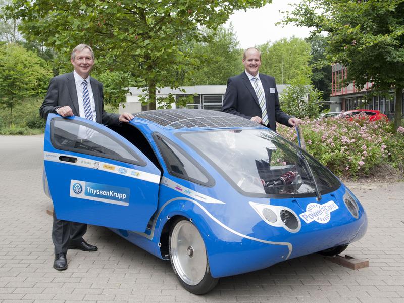 Dr. Reinhold Achatz (l.), Leiter Technology, Innovation & Quality bei der ThyssenKrupp AG, und Dr. Peter Biele (r.) ,Vorstandsvorsitzender von ThyssenKrupp Electrical Steel, testeten das jetzt erstmals der Öffentlichkeit vorgestellte Solarcar mit dem „Herz aus Stahl“.