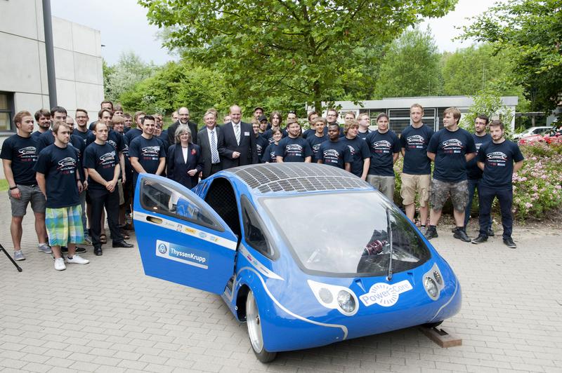 Studierende der Hochschule Bochum entwickelten und bauten die neueste Generation eines Solarcars, das erstmals wie ein Pkw aussieht und mit drei Sitzplätzen und Kofferraum alltagstauglich ist. Im Oktober nimmt das Team an einem Rennen für Solarmobile in Australien teil.