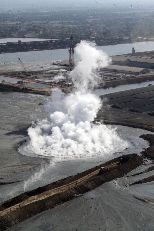 Dampfendes Hauptloch des Schlammvulkans auf Java 