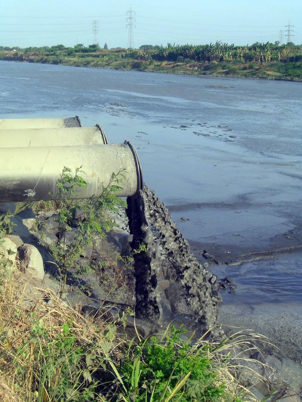 Einleitung des Schlamms in den Fluss Porong