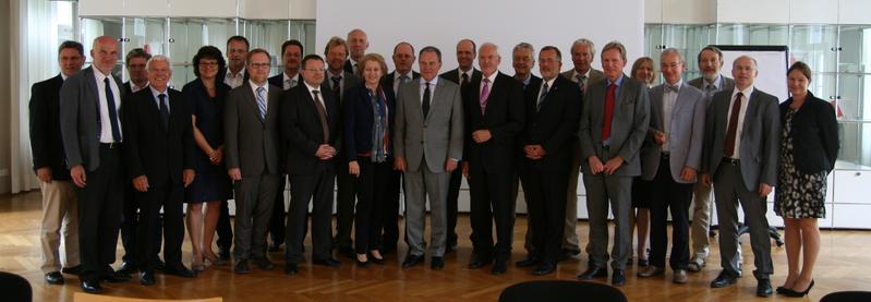 Staatsminister Dr. Wolfgang Heubisch (vorne 7. v. l.) besucht Hochschule Bayern.