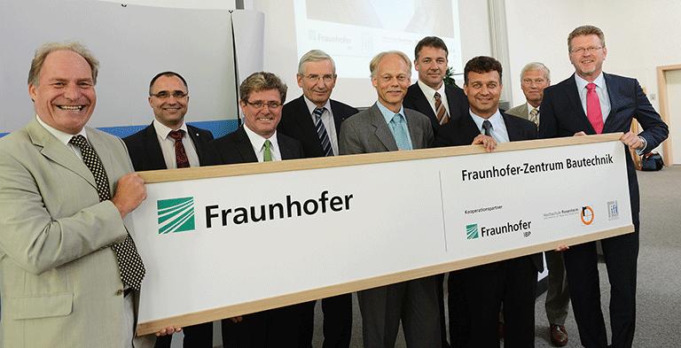 Freuten sich über die Eröffnung des Fraunhofer-Zentrums Bautechnik: (v.l.) Prof. Urlich Sieberath, Leiter des ift Rosenheim, Dr. Martin Spitzner (ift Rosenheim), Prof. Heinrich Köster, Präsident der Hochschule Rosenheim, Prof. Dr. Alfred Gossner, Vorstand der Fraunhofer-Gesellschaft, Prof. Dr. Harald Krause, Prof. Dr. Peter Niedermaier (beide Hochschule Rosenheim), Andreas Kaufmann, Leiter des Fraunhofer-Zentrums Bautechnik, Prof. Dr. Gerd Hauser, Leiter des Fraunhofer IBP, und Dr. Marcel Huber, Bayerischer Staatsminister für Umwelt und Gesundheit.