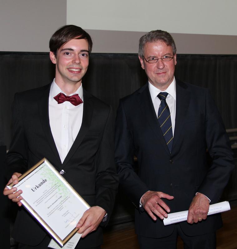 Alessandro Scalisi, Absolvent im Bachelor-Studiengang Architektur an der FH Frankfurt am Main, erhält von Vorstandsmitglied Andreas Krebs den Absolventenpreis des Fördervereins der Fachhochschule Frankfurt am Main e. V.