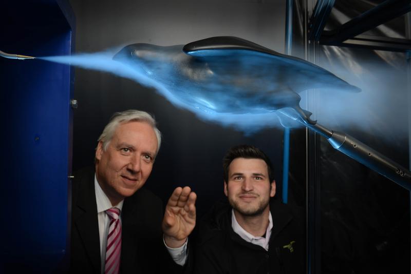 Im Windkanal können Strömungsmechaniker Benjamin Ponitz (rechts) und Prof. Christoph Brücker (links) das Flugverhalten des Wanderfalken simulieren.