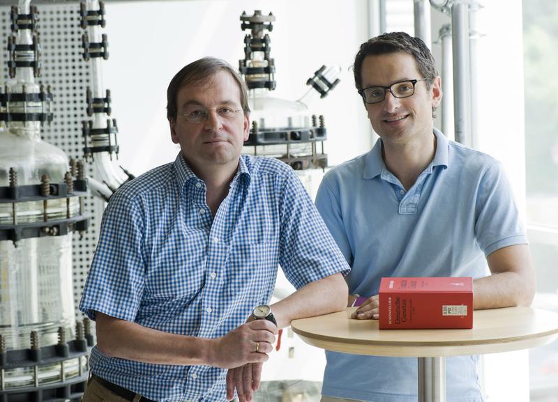Die Leitung des TeWiZ, des Technikwissenschaftlichen Zusatzstudiums für Jurastudierende der Universität Bayreuth, teilen sich die Professoren Andreas Jess (l.) und Michael Grünberger. Der Ingenieur Prof. Dr.-Ing. Andreas Jess ist Lehrstuhlinhaber für Chemische Verfahrenstechnik an der Fakultät für Ingenieurwissenschaften, Prof. Dr. Michael Grünberger, LL.M. (NYU), ist Jurist und Lehrstuhlinhaber für Bürgerliches Recht, Wirtschafts- und Technikrecht der Rechts- und Wirtschaftswissenschaftlichen Fakultät.
