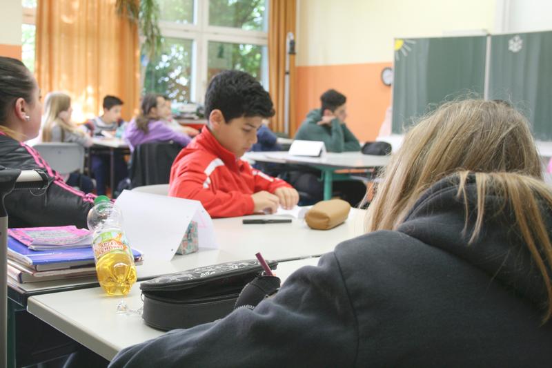 Literarische Texte wiedergeben: „Fixiert auf formale Merkmale ist den Schülern die Pointe und Ironie entgangen“, beobachten Literaturwissenschaftler der Universität Hildesheim. Das Foto entstand im Sommer 2013 in einer 7. Klasse einer Hildesheimer Gesamtschule.