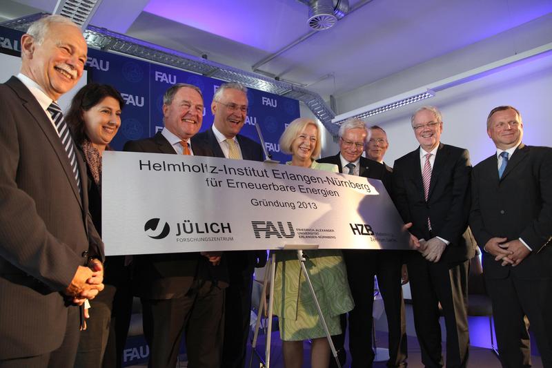 Das Institutsschild für das neue Helmholtz-Institut enthüllen (v.l.) Prof. Dr. Jürgen Mlynek, Präsident der Helmholtz-Gemeinschaft, Katja Hessel, Staatssekretärin aus dem Bayerischen Staatsministerium für Wirtschaft, Infrastruktur, Verkehr und Technologie, Dr. Wolfgang Heubisch, Bayerischer Staatsminister für Wissenschaft, Forschung und Kunst, Joachim Herrmann, Bayerischer Staatsminister des Inneren, Prof. Dr. Johanna Wanka, Bundesministerin für Bildung und Forschung, Prof. Dr. Karl-Dieter Grüske, Präsident der FAU, Prof. Dr. Harald Bolt, Mitglied des Vorstands des Forschungszentrums Jülich, Prof. Dr. Achim Bachem, Vorstandsvorsitzender Forschungszentrum Jülich und Thomas Frederking, Kaufmännischer Geschäftsführer des Helmholtz-Zentrums Berlin.