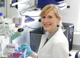 Die Nachwuchswissenschaftlerin Dr. Kathrin Hüging im Labor.