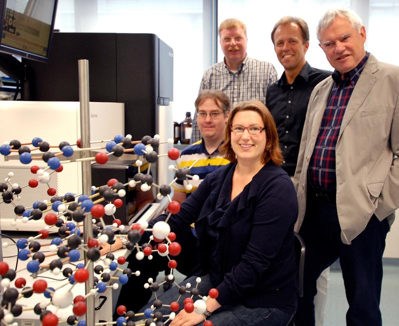 Ein CeBiTec-Forscherteam hat in einem internationalen Projekt das Hamstergenom sequenziert. Das Foto zeigt Mitglieder des Teams (hinten v.l.) PD Dr. Andreas Tauch,  Prof. Dr. Thomas Noll, Prof. Dr. Alfred Pühler, (vorne v.l.) Oliver Rupp und Dr. Karina Brinkrolf.