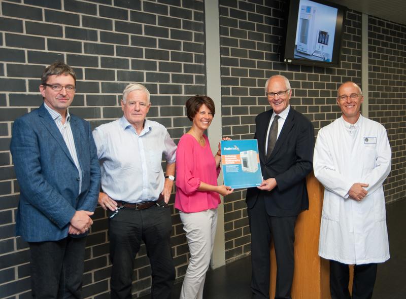 Offizielle Übergabe des Faxitron-Geräts (v.l.n.r.): Prof. Dr. Peter Sinn; Leiter Sektion Gynäkopathologie; Prof. Dr. Dietrich von Fournier, Dietmar Hopp Stiftung; Katrin Tönshoff, Leiterin der Geschäftsstelle der Dietmar Hopp Stiftung; Prof. Dr. Guido Adler, Leitender Ärztlicher Direktor Universitätsklinikum Heidelberg; Prof. Dr. Peter Schirmacher, Ärztlicher Direktor Pathologisches Institut.