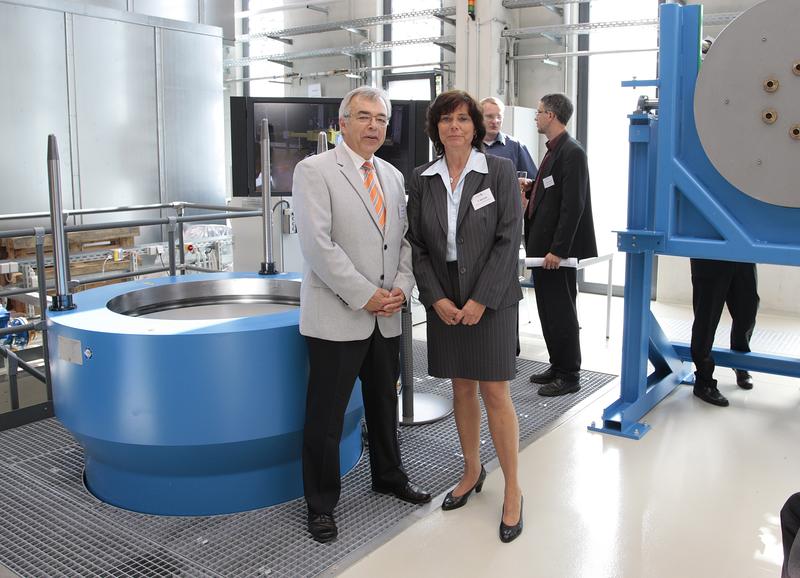 Prof. Dr. Mathias Paschen, Leiter des Lehrstuhls Meerestechnik, Petra Mahnke, Geschäftsführerin der Gesellschaft für Maritime Technik e.V,  