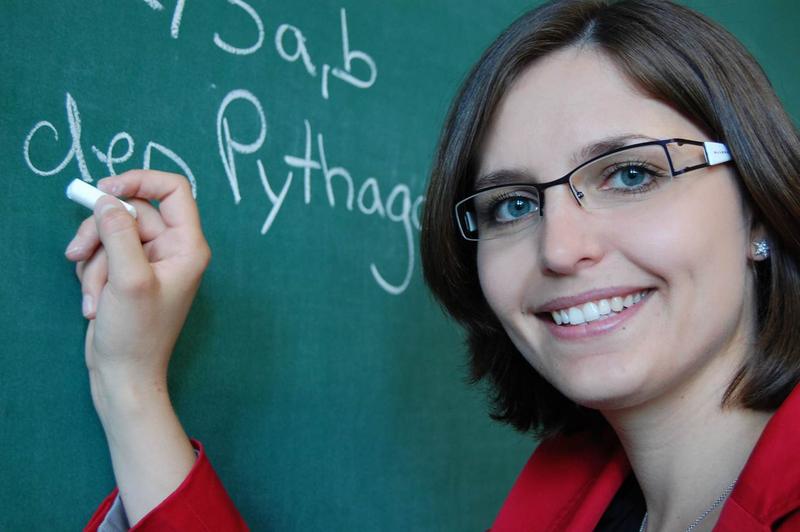 Lena Freudenberger arbeitet derzeit als Referendarin für Mathematik- und Physik an einer kleinen oberfränkischen Schule auf dem Land und ist rundum glücklich: "Meinen Entschluss, in Bayreuth zu studieren, habe ich nicht bereut, im Gegenteil, es ist die beste Entscheidung, die ich je machen konnte!".