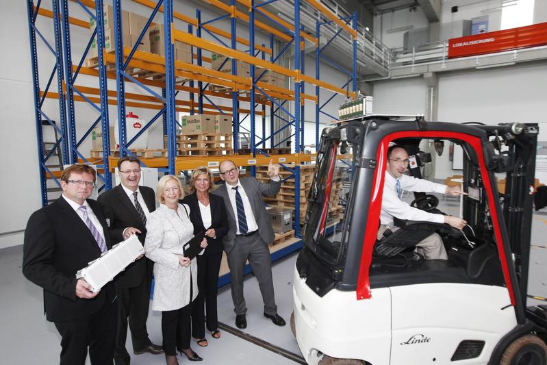 Institutsleiter Prof. Albert Heuberger führt die Besucher durch die L.I.N.K.-Halle des Standorts Nürnberg des Fraunhofer IIS und erläutert Ortungs- und Kommunikationssysteme für Industrie 4.0-Anwendungen und elektronische Assistenzsysteme (v. l.): Dr. Günter Rohmer, Koordinator des Standorts Nürnberg des Fraunhofer IIS; Michael Frieser, Mitglied des Bundestages; Johanna Wanka, Bundesministerin für Bildung und Forschung; Dagmar Wöhrl, Mitglied des Bundestags; Prof. Albert Heuberger, Leiter des Fraunhofer IIS.