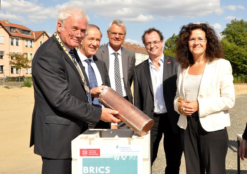 Bei der Grundsteinlegung des Braunschweiger Zentrums für Systembiologie (BRICS) v. l.:  Prof. Dr.-Ing. Jürgen Hesselbach, Präsident der TU Braunschweig, Dr. Gert Hoffmann, Oberbürgermeister der Stadt Braunschweig, Prof. Dr. Dirk Heinz, Wissenschaftlicher Geschäftsführer des Helmholtz-Zentrums für Infektionsforschung, Prof. Dr. Dieter Jahn, Vizepräsident für Forschung der TU Braunschweig und Sprecher des BRICS, Dr. Gabriele Heinen-Kljajić, Niedersächsische Ministerin für Wissenschaft und Kultur.