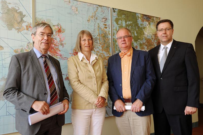 Vor dem Kunstwerk "Alte Welt - Neue Welt" von Stefan Huber stehen stellvertretend für den neuen Eigentümer „Universität Jena“ (v. l.) Rektor Prof. Dr. Klaus Dicke und die Kunsthistorikerin Prof. Dr. Verena Krieger sowie für die Mitfinanzierer Dr. Thomas Wurzel, Sparkassen-Kulturstiftung Hessen-Thüringen, und Thomas Schütze, Sparkasse Jena-Saale-Holzland.