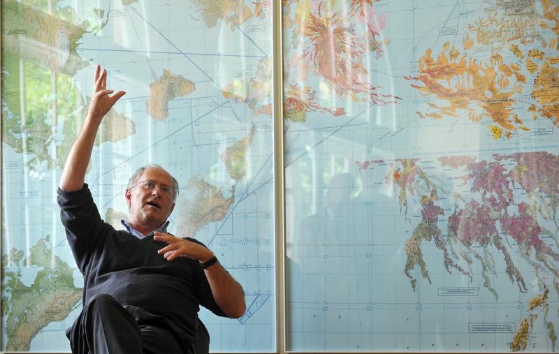 Der Künstler Prof. Dr. Stephan Huber vor seinem Werk "Alte Welt - Neue Welt", das nun in der Friedrich-Schiller-Universität Jena zu sehen ist. 